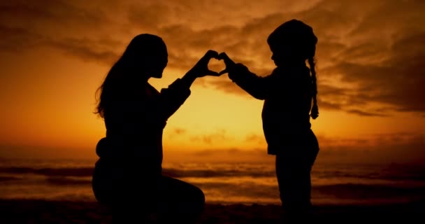 Silhouette Mutter Und Kind Mit Herzhänden Sonnenuntergang Strand Für Fürsorge — Stockvideo