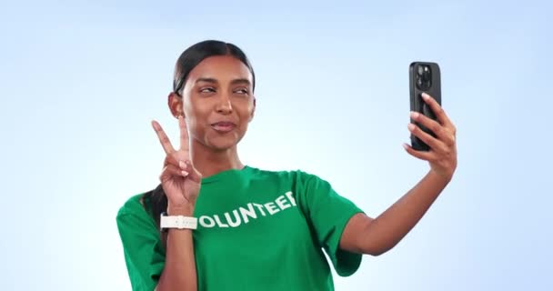 Mujer Voluntaria Selfie Sonríe Estudio Con Signo Paz Emoji Orgullo — Vídeo de stock
