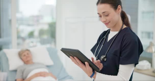 Infermiera Tablet Controllo Paziente Ospedale Consultazione Assistenza Sanitaria Con Terapeuta — Video Stock