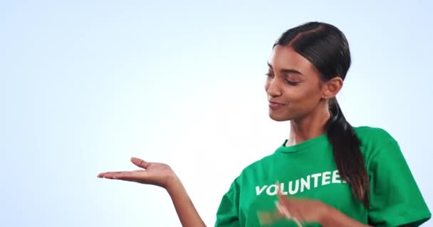 Mutlu Kadın Gönüllü Avuç Içi Reklam Pazarlamada Bir Stüdyo Geçmişine — Stok video