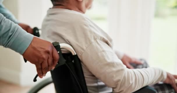 Ajudando Mão Close Cadeira Rodas Homem Idoso Com Empurrão Cuidador — Vídeo de Stock