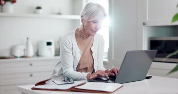 Senior Kvinde Arbejder Køkkenet Laptop Internet Til Netværk Fjernarbejde Hjemmefra – Stock-video