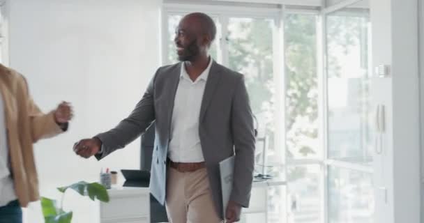 商务人士在办公室打招呼时交谈或讨论 握手和具有专业创造力的男性同事朋友在工作场所聊天和散步 — 图库视频影像