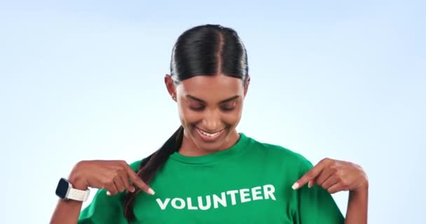 Wolontariuszka Twarz Punkt Studio Shirt Pomoc Odpowiedzialność Społeczna Przez Niebieskie — Wideo stockowe
