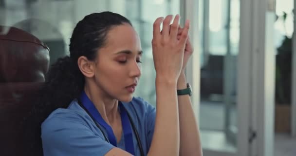 抑郁和医护人员在医院走廊中的错误 焦虑或损失和坏消息 女性保健工作者或医生伤心 疲倦或疲倦 对危机或问题感到沮丧 — 图库视频影像