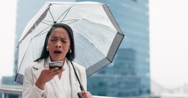Lluvia Ira Paraguas Con Mujer Llamada Telefónica Ciudad Para Creación — Vídeos de Stock