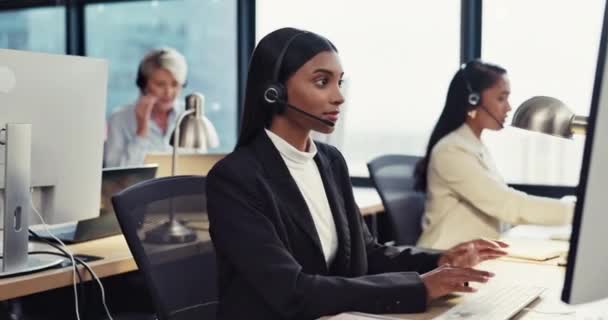 Mutlu Kadın Çağrı Merkezi Kulaklıkları Müşteri Hizmetlerinde Çapraz Bağlama Ofiste — Stok video
