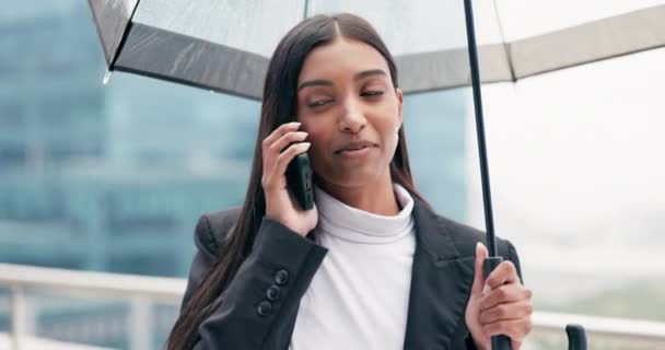 Telefonsamtal Kommunikation Och Kvinna Med Paraply Staden Taket Hennes Kontorsbyggnad — Stockvideo