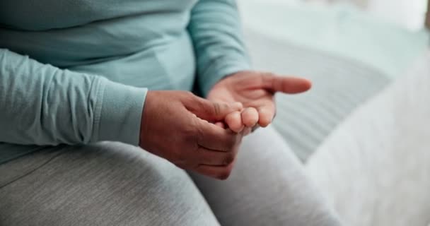 有压力 骨质疏松症或纤维肌痛的老年妇女在床上的手痛 关节炎和特写 用手指按摩缓解手腕受伤或疼痛的放大 焦虑及年长女性 — 图库视频影像