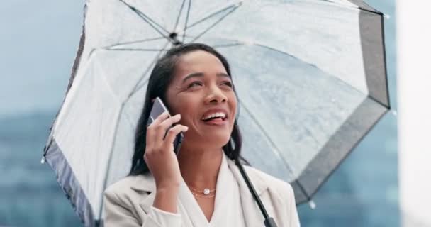 Telefoongesprek Glimlach Vrouw Met Paraplu Stad Het Dak Van Haar — Stockvideo