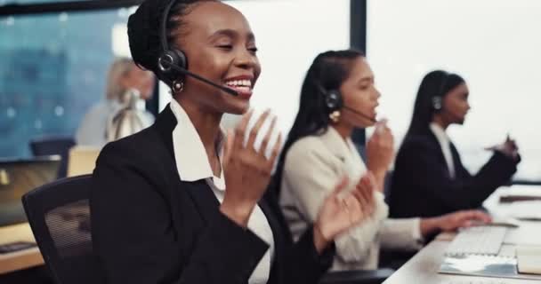 Τηλεφωνικό Κέντρο Μιλώντας Και Ευτυχισμένη Γυναίκα Σύμβουλος Πράκτορας Στην Επικοινωνία — Αρχείο Βίντεο