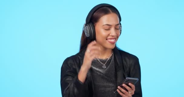 Kvinde Lytte Til Musik Med Smartphone Hovedtelefoner Danse Til Afspilningsliste – Stock-video