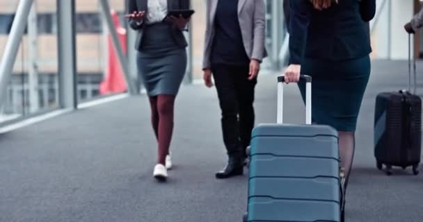 腿或商务人员携带行李箱步行旅行 飞机飞行和终点站登机门 国际运输或全球旅行时的服装 行李袋或鞋子 — 图库视频影像