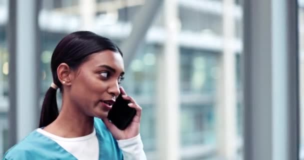 Телефонний Дзвінок Медсестра Індійська Жінка Лікарні Спілкування Онлайн Консультування Телевізійного — стокове відео