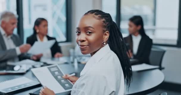 コラボレーション そしてアフリカ人女性がボードルームで働き 計画やトレーニングを行っています 戦略ワークショップのためのオフィスの女性従業員の肖像画 チームワークと笑顔 — ストック動画