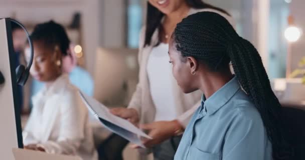 Vállalat Menedzser Segít Alkalmazottaknak Beszél Csapatmunka Partnerség Megbeszélés Egy Folyamat — Stock videók