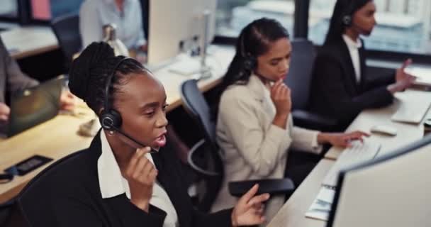 カスタマーサービス コミュニケーション および私達に連絡するためにオフィスの黒人女性とのコールセンター コンサルティングおよびビジネス 会話とテレマーケティングのための従業員とのアドバイス ヘルプデスクとサポート — ストック動画