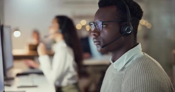 Callcenter Ajanı Portresi Gülümseme Danışmanlık Yapan Siyah Adam Tavsiye Satış — Stok video