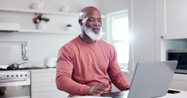 Laptop Videoanruf Und Winken Mit Einem Schwarzen Mann Der Küche — Stockvideo