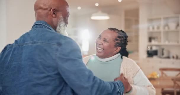 シニア ブラックカップル ハッピー エネルギー 家庭での音楽とリビングルームでダンス 高齢者 ダンスのある男女 引退や自由と平和のために結びつくためのステップと動き — ストック動画
