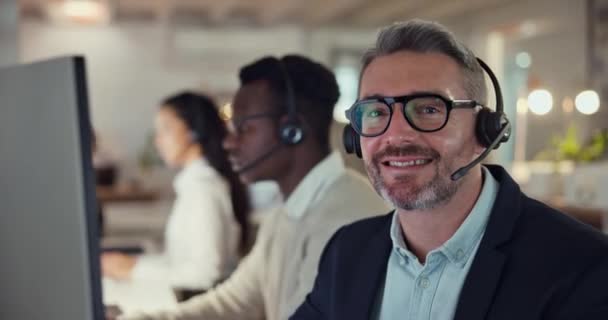 Call Center Homem Rosto Consultor Com Sorriso Para Atendimento Cliente — Vídeo de Stock