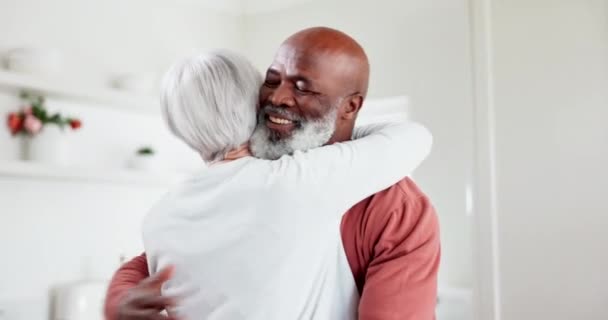 Interracial Pareja Feliz Abrazo Con Amor Apoyo Casa Comodidad Con — Vídeos de Stock