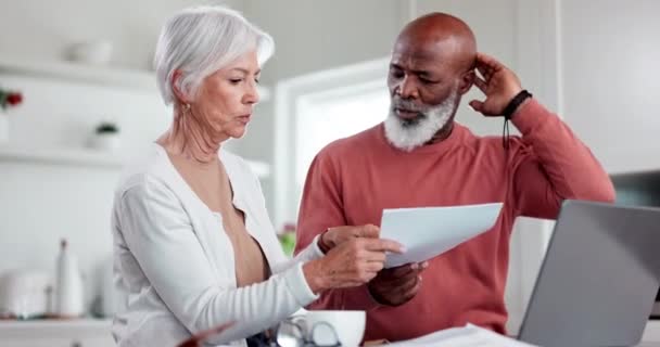 老年人 夫妇和金融压力与文件或讨论人寿保险 抵押贷款或在厨房的退休投资 沮丧的人和对预算或资产管理的愤怒 — 图库视频影像
