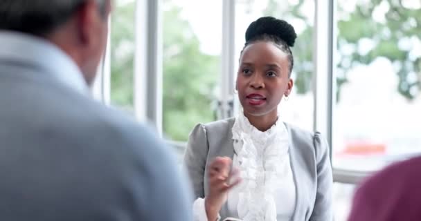 アドバイス付きセラピスト カウンセリングのカップルは 信頼を共有するのに役立ちます 精神衛生 心理学者のオフィスで話している男性と黒人女性 — ストック動画