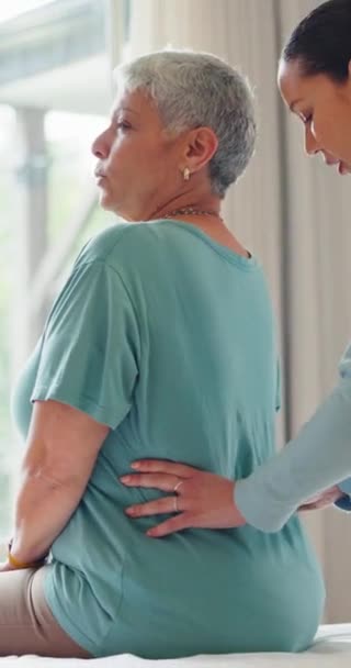 バックリハビリテーション 痛みを持つオフィス シニア女性 カイロプラクター 高齢者 身体療法士 脊椎および治癒およびヘルスケアを有する従業員 — ストック動画