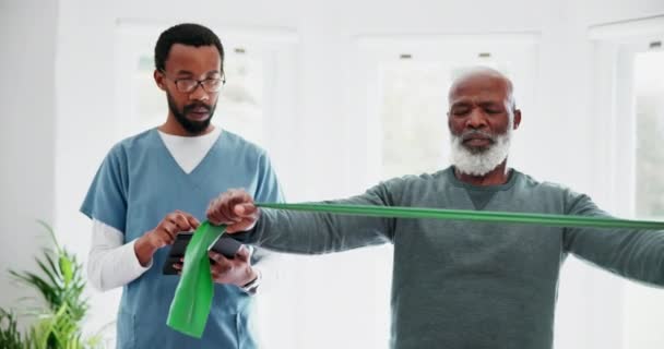 Fysiotherapie Advies Weerstand Met Een Zwarte Man Een Kliniek Voor — Stockvideo