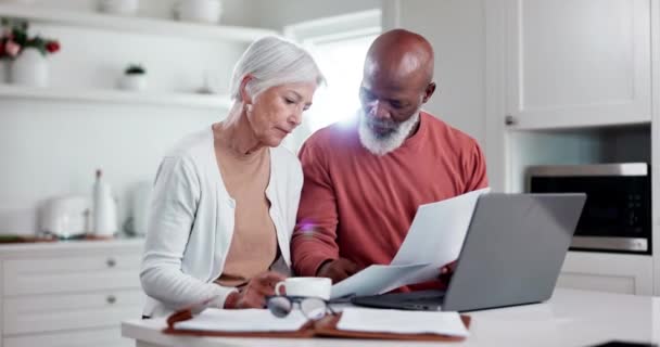 Casal Sênior Contas Documentos Sobre Laptop Para Hipoteca Casa Orçamento — Vídeo de Stock