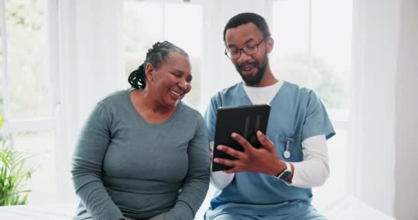 Consulting Senior Vrouw Zwarte Arts Met Tablet Voor Gezondheidszorg Onderzoek — Stockvideo