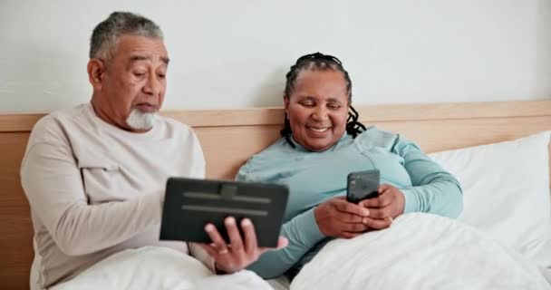 스마트 태블릿 침대에서 아침에 이야기 남자와 인터넷 미디어 집에서 온라인 — 비디오