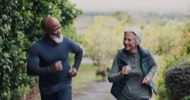 Люди Бегают Межрасовые Пожилые Пары Открытом Воздухе Фитнесом Кардио Счастливы — стоковое видео