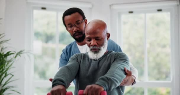 Oudere Man Fysiotherapie Halter Voor Spierondersteuning Hulp Training Fitness Fysiotherapie — Stockvideo
