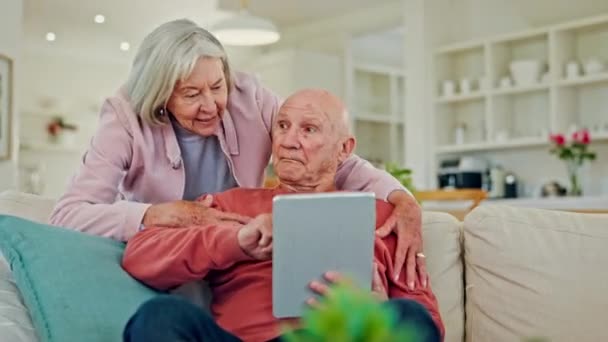 老夫妇们 抱着平板电脑在沙发上放松一下 与科技和流媒体保持健康的关系 生活伴侣 信任和爱与沟通 人们在家里与联系 在线和退休 — 图库视频影像