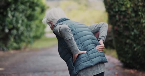 Mujer Mayor Dolor Espalda Lesiones Aptitud Aire Libre Columna Vertebral — Vídeos de Stock