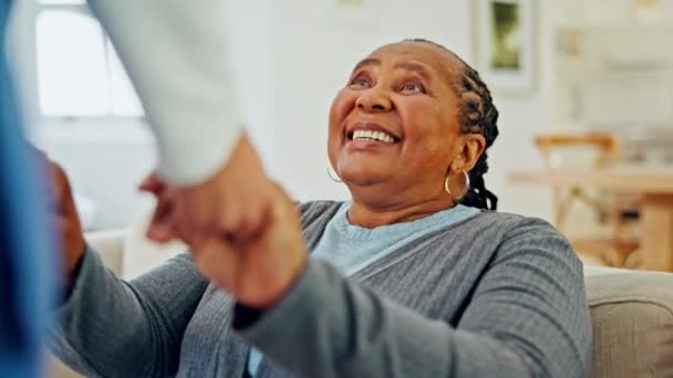 Zwarte Vrouw Ouderen Hand Hand Met Verpleegster Vertrouwen Ondersteuning Gesprek — Stockvideo