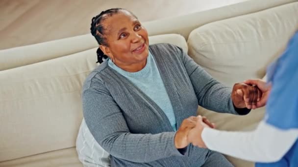 黑人妇女 年事已高 手牵手与护士和信任 支持和交谈与善良和老年人的照料 照料者和病人 家庭护理以及以舒适和尊重的方式进行沟通 — 图库视频影像