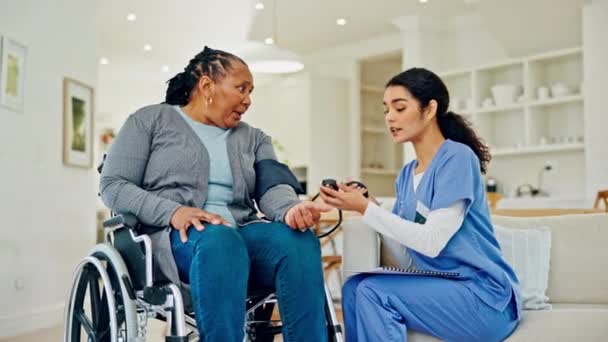 Enfermeira Mulher Cadeira Rodas Suporte Pressão Arterial Documentos Seguro Saúde — Vídeo de Stock