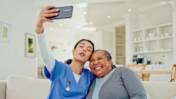 Pflegerin Selfie Oder Reife Glückliche Frau Patientin Und Postet Erinnerungsfotos — Stockvideo