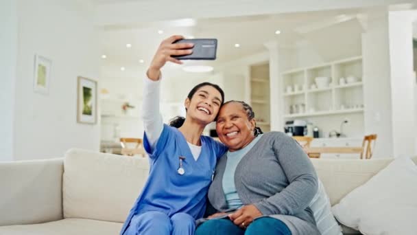 Krankenschwester Selfie Oder Reife Glückliche Frau Klient Oder Menschen Posten — Stockvideo