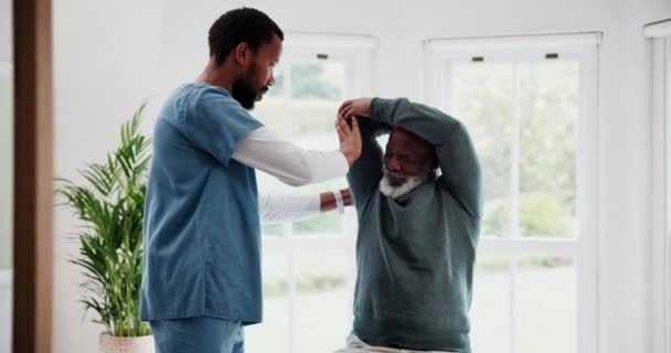 Homme Âgé Physiothérapie Étirement Bras Avec Soutien Infirmier Aide Conseil — Video