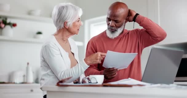 高齢者 カップル 財務のためのストレス 書類や生命保険 住宅ローン キッチンへの退職投資のための議論 予算や資産管理のためのラップトップ — ストック動画