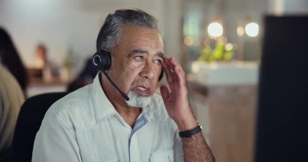 Stress Callcenter Frustreret Senior Mand Ved Computeren Kundeservice Agentur Med – Stock-video