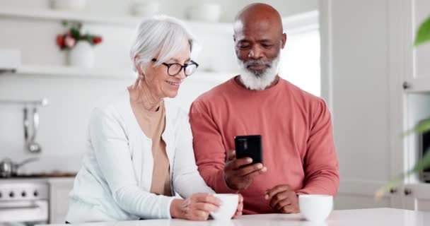 老年人 夫妇或电话与咖啡或技术的社交媒体 互联网滚动或迷因和微笑 高级黑人男人或女人 或带智能手机的跨种族人士 用于在家里流言或对话 — 图库视频影像
