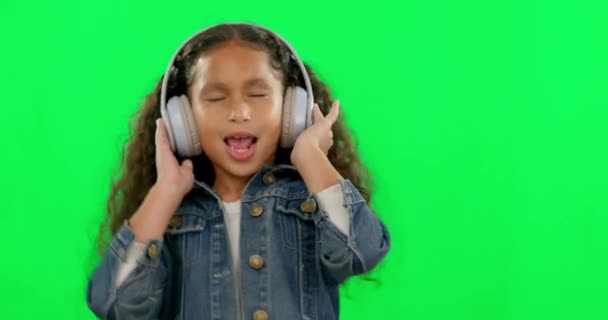 Маленькая Девочка Танцующая Поющая Наушниках Зеленом Экране Фоне Студии Счастливая — стоковое видео