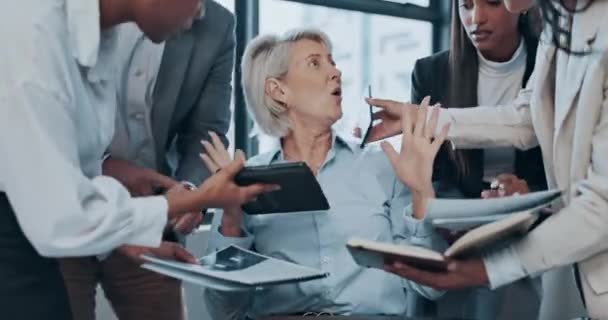 Stres Ludzie Biznesu Starsza Kobieta Wielozadaniowość Pod Presją Lub Sfrustrowany — Wideo stockowe