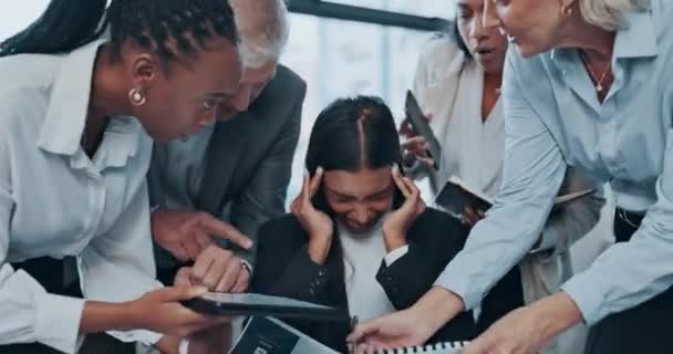 Stressz Fejfájás Alkalmazotti Multitasking Üzletemberekkel Frusztrált Nyomás Csapat Káosz Papírmunka — Stock videók
