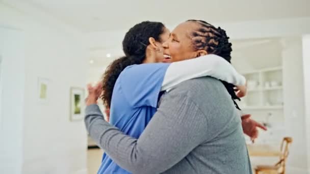 Paciente Maduro Enfermeira Pessoas Felizes Abraço Vínculo Mulher Com Obrigado — Vídeo de Stock